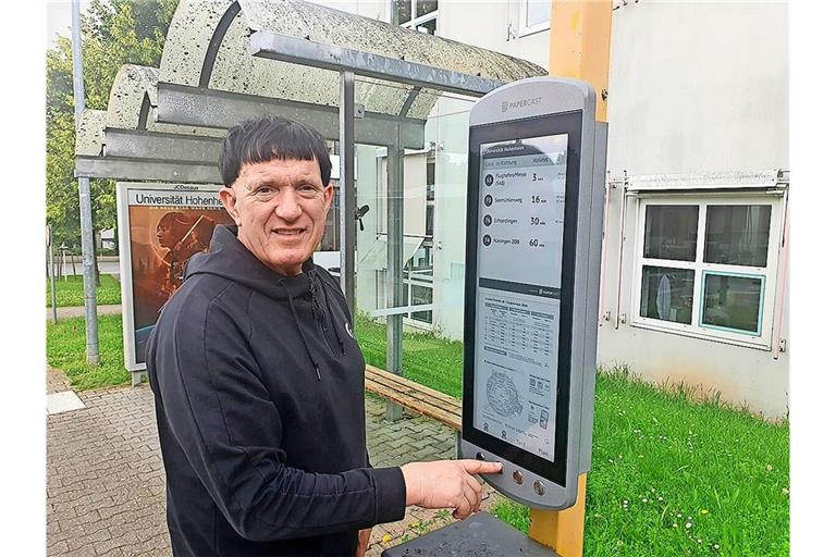 Alberto Lion von der Fahrgastinformation der SSB am Pilotgerät an der Haltestelle Universität Hohenheim.