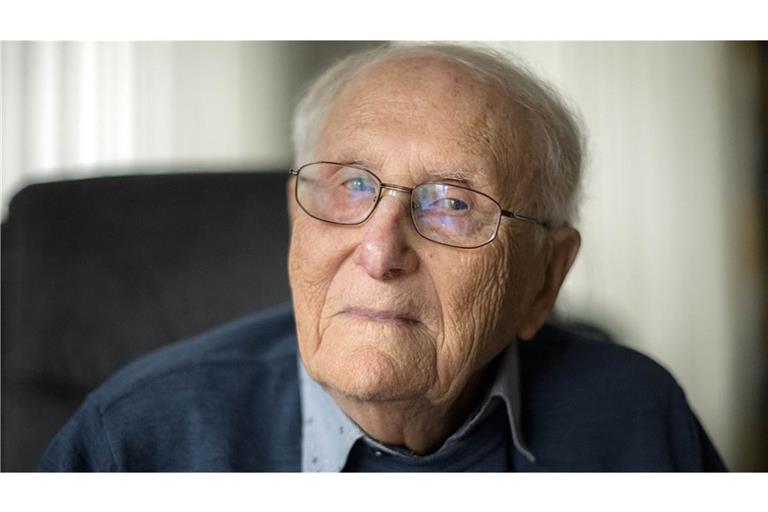 Albrecht Weinberg in seiner Wohnung in Ostfriesland. Der Holocaust-Überlebende  will sein Bundesverdienstkreuz zurückgeben (Archivfoto).