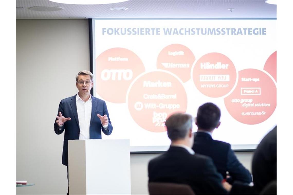 Otto attackiert Amazon: „Schaden für gesamten Einzelhandel“ Alexander Birken, Vorstandsvorsitzender der Otto Group, spricht auf der Jahres-Pressekonferenz in Hamburg. Foto. Felix König Foto: Felix König