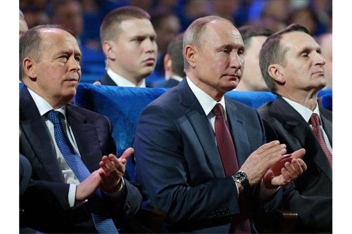 Alexander Bortnikow (v.l.n.r.), Leiter des russischen Inlandsgeheimdienstes FSB, Präsident Wladimir Putin und Sergei Naryschkin, Leiter des russichen Auslandsgeheimdienstes SWR. Foto: Alexei Nikolsky/Sputnik/Kremlin/AP/dpa