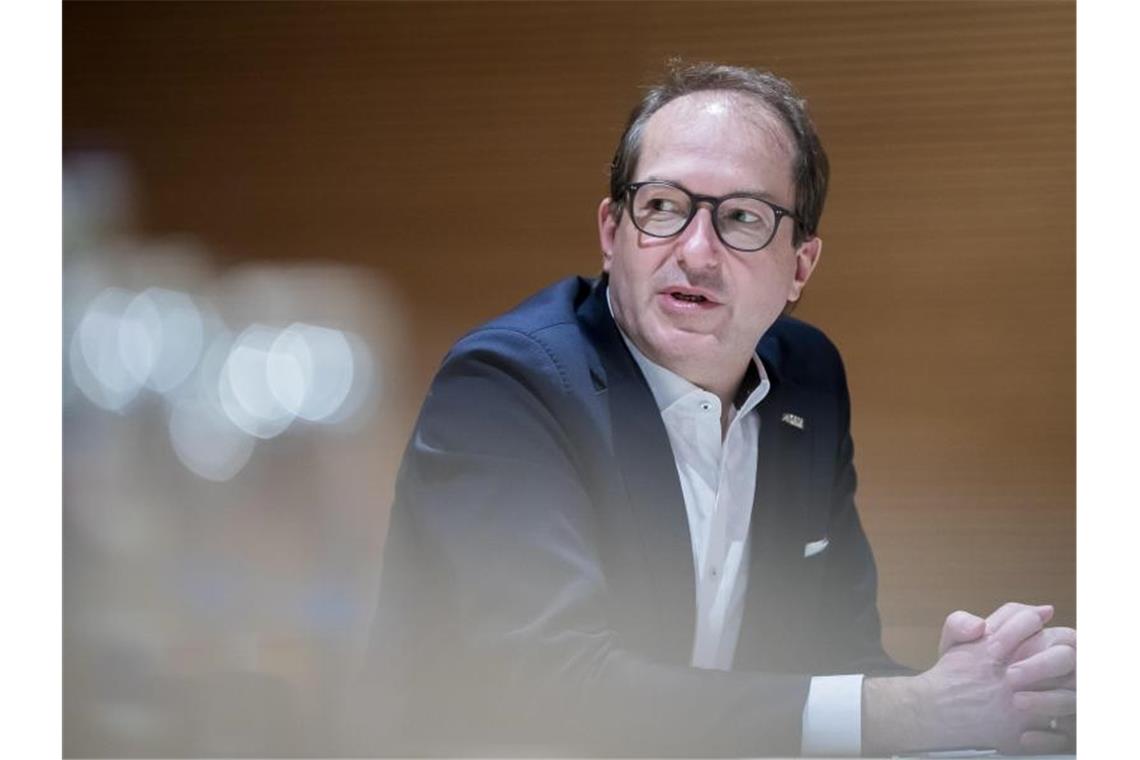Merz: Offen für spätere Klärung der Kanzlerkandidatur Alexander Dobrindt, Vorsitzender der CSU-Landesgruppe im Deutschen Bundestag, bei einem Interviewtermin mit der Deutschen Presse-Agentur im Jakob-Kaiser-Haus des Bundestags. Foto: Christoph Soeder/dpa