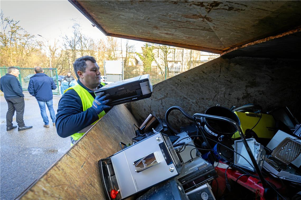 Alexander Franz ist für den reibungslosen Betriebsablauf auf dem Wertstoffhof verantwortlich und hilft, wo immer er kann. Fotos: Alexander Becher