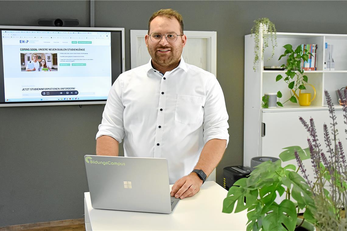 Alexander Hupert ist seit Mai Kanzler und Geschäftsführer der Backnanger Fernhochschule. Er ist zufrieden, dass sich die EHiP stetig weiterentwickelt. Ein neuer Studiengang ist aktuell in Planung. Foto: Tobias Sellmaier