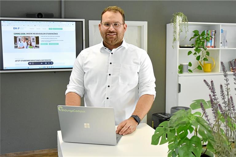 Alexander Hupert ist seit Mai Kanzler und Geschäftsführer der Backnanger Fernhochschule. Er ist zufrieden, dass sich die EHiP stetig weiterentwickelt. Ein neuer Studiengang ist aktuell in Planung. Foto: Tobias Sellmaier