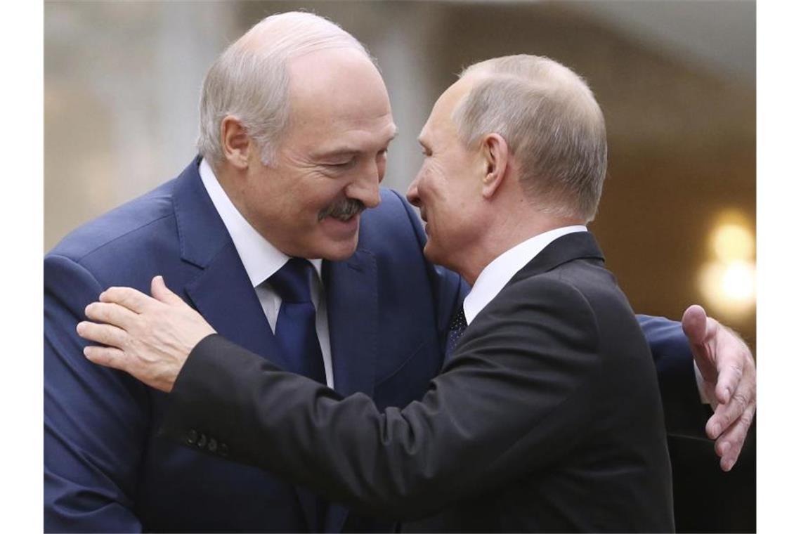 Alexander Lukaschenko (l), Präsident von Belarus, begrüßt den russischen Präsidenten Wladimir Putin während eines Treffens im November 2017. Foto: -/Pool EPA/AP/dpa