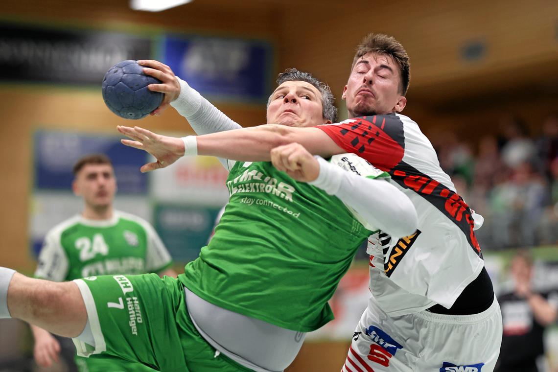 Alexander Schmid und die HCOB-Handballer stoßen gegen Schlusslicht Pforzheim auf unerwartet starke Gegenwehr. Foto: Alexander Becher