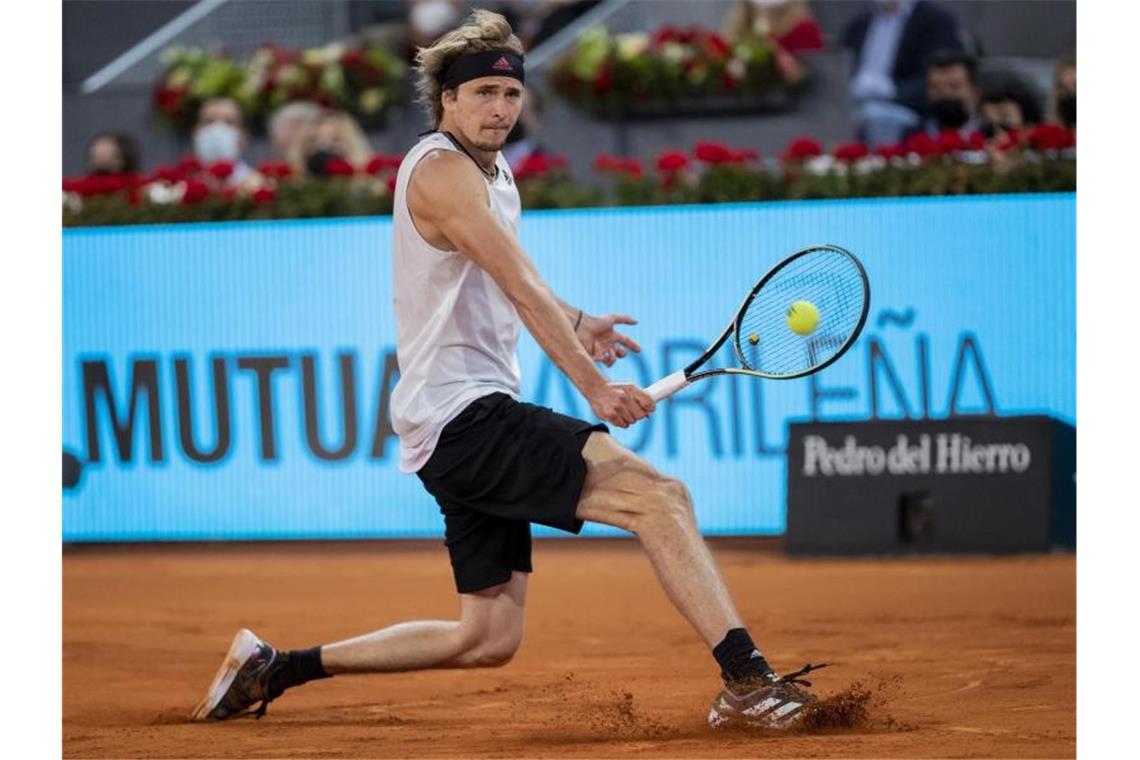 Bei früher Paris-Niederlage will Zverev in Stuttgart spielen Alexander Zverev in Aktion. Foto: Bernat Armangue/AP/dpa/Archivbild