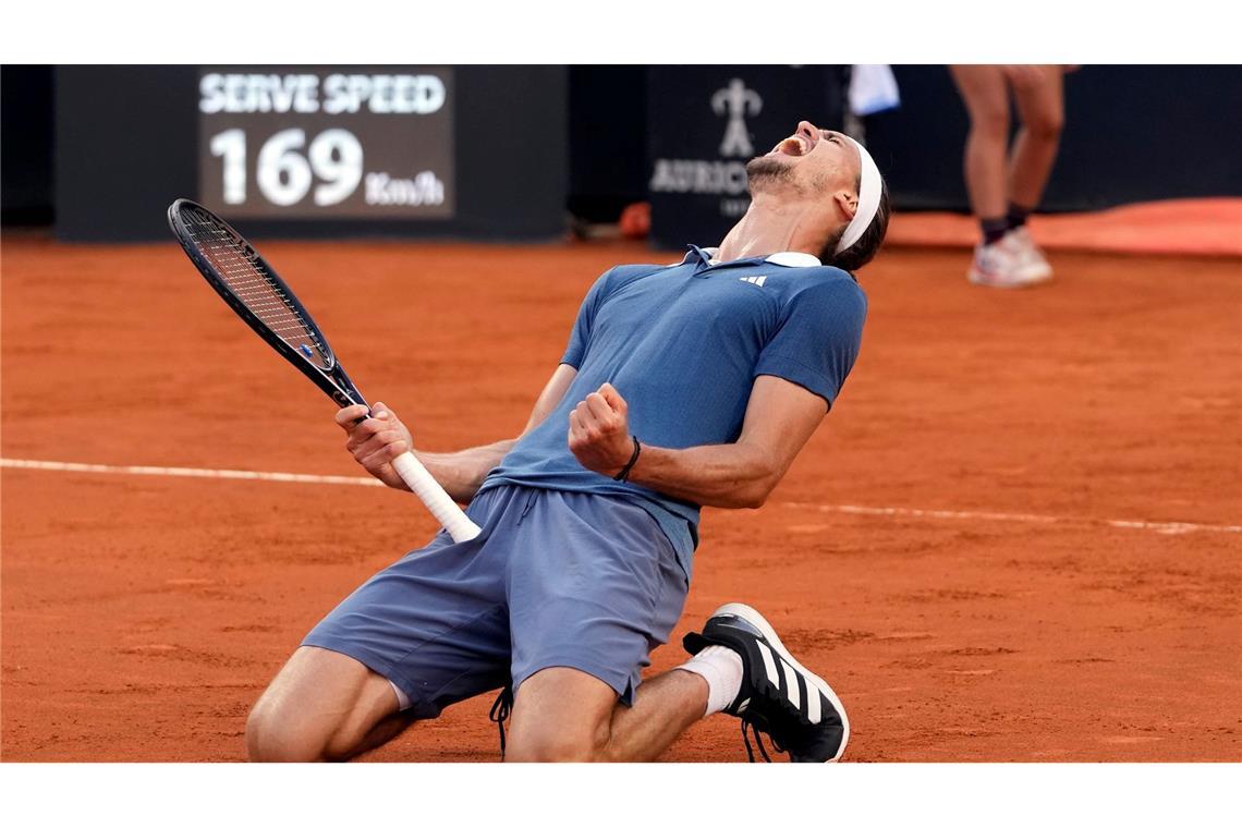 Alexander Zverev jubelt nach seinem Sieg über Jarry im Finale von Rom.