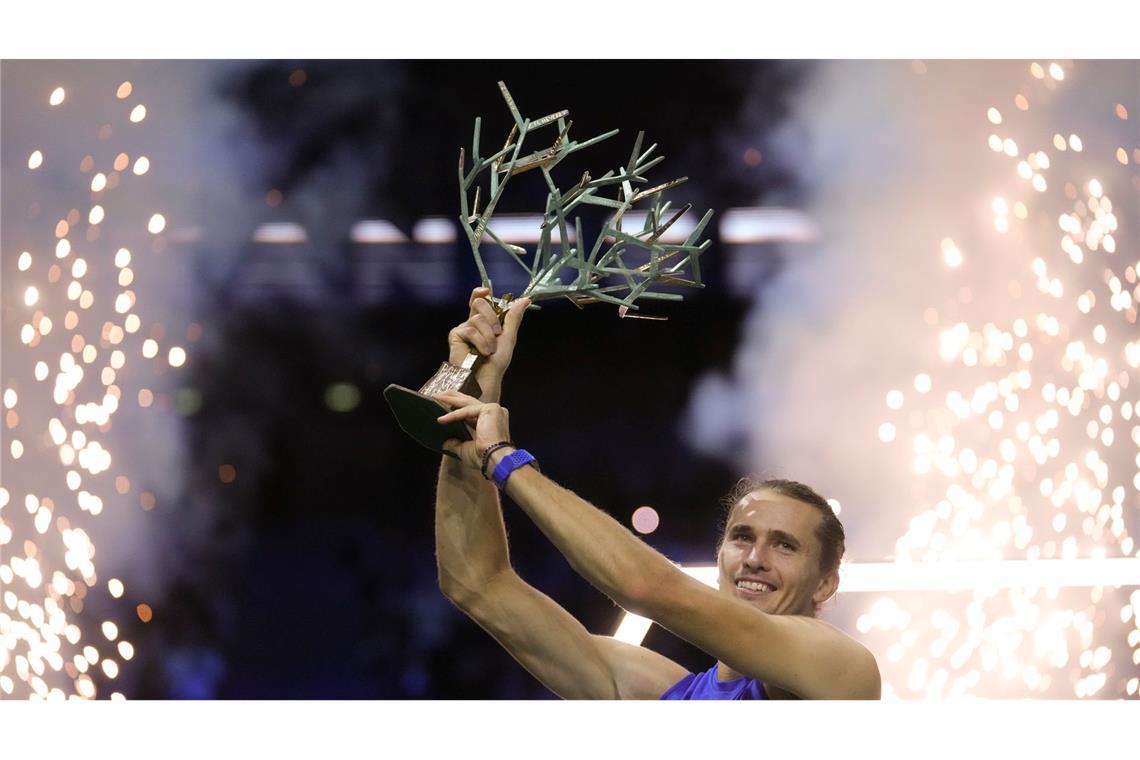 Alexander Zverev jubelt über den Turniersieg in Paris.