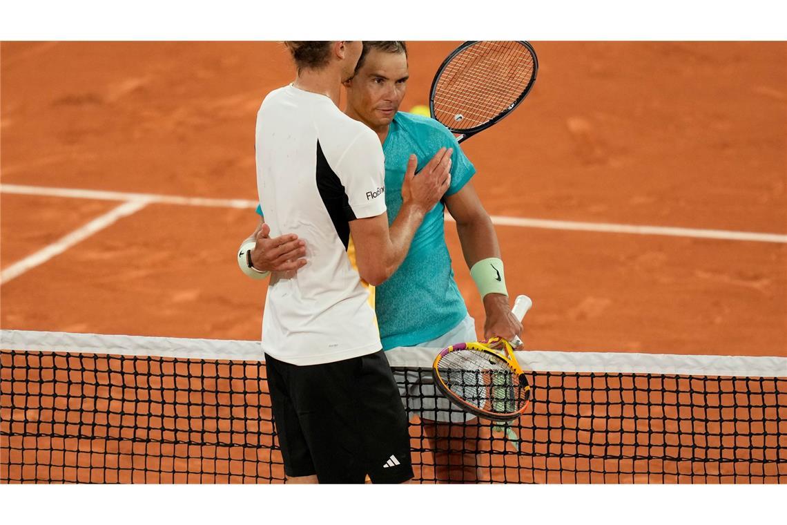 Alexander Zverev (l) besiegte Sandplatzkönig Rafael Nadal im Mai bei dessen letztem Auftritt bei den French Open.