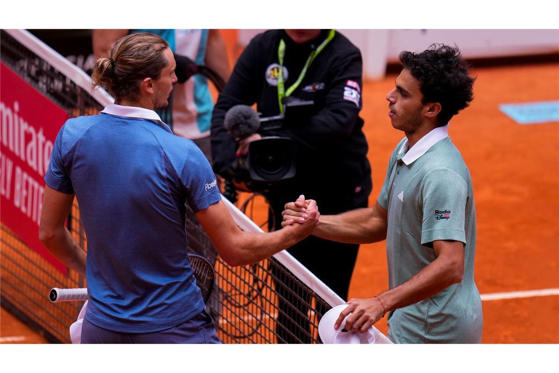 Alexander Zverev (l) ist in Madrid an Francisco Cerundolo gescheitert.