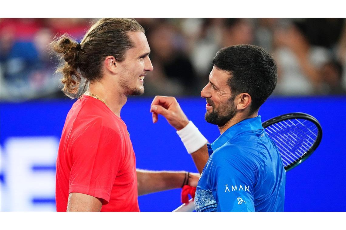 Alexander Zverev (l) und Novak Djokovic trafen kurz vor Start der Australian Open in einem Showmatch aufeinander.