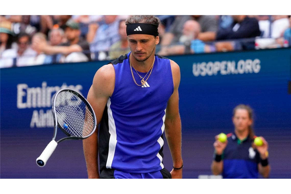 Alexander Zverev lässt seinen Schläger im vierten Satz gegen Taylor Fritz bei den US Open in New York vom Platz abprallen.