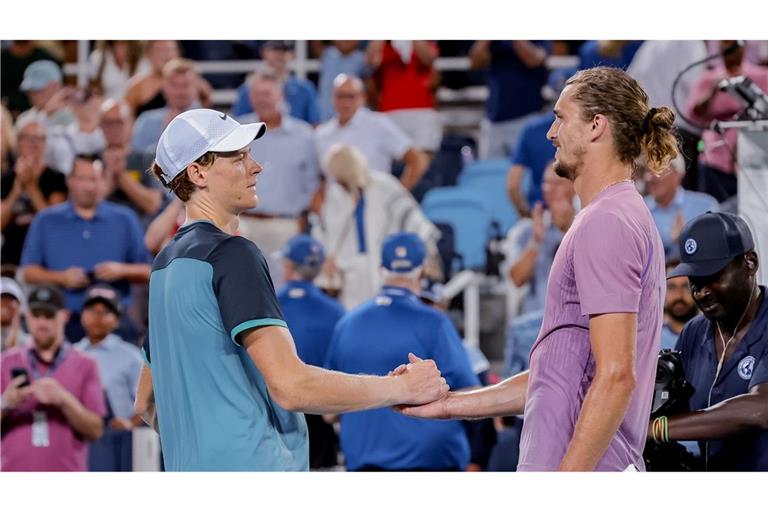 Alexander Zverev (r) spricht erstmals über die positiven Dopingtests von Jannik Sinner. Zuletzt musste der Deutsche sich seinem Kontrahenten im Halbfinale von Cincinnati geschlagen geben.