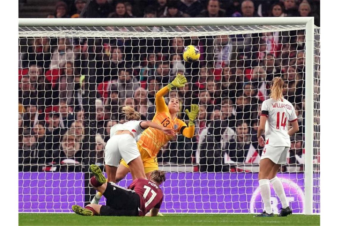 DFB-Boss Keller über DFB-Frauen: Kommen wieder in Weltspitze Alexandra Popp (l) netzte in Wembley zur deutschen Führung ein. Foto: John Walton/PA Wire/dpa