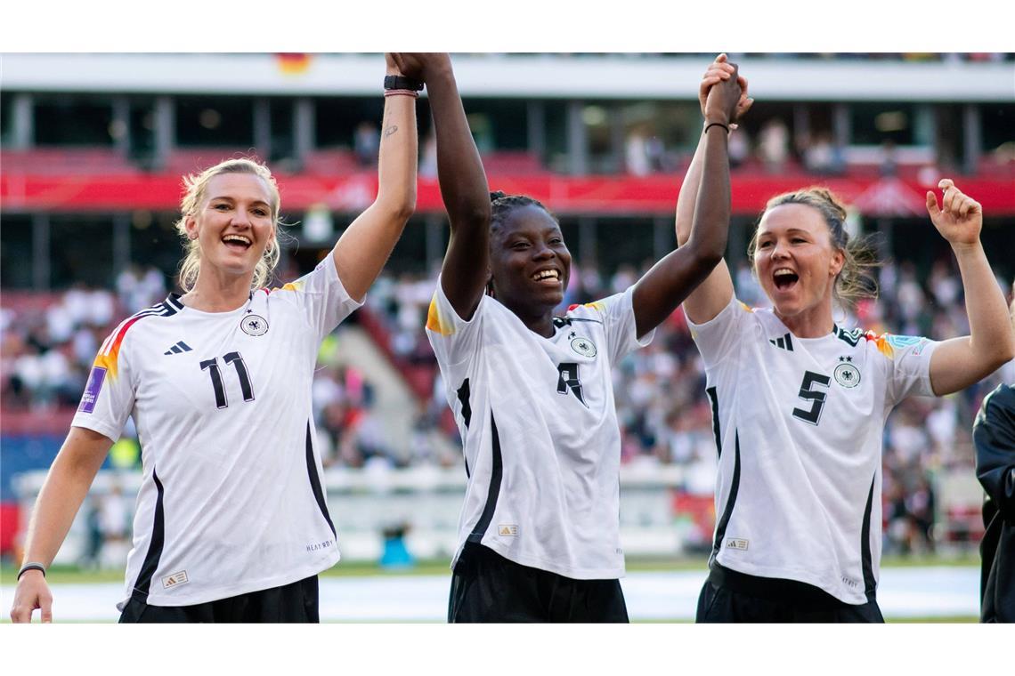 Alexandra Popp, Nicole Anyomi und Marina Hegering (von links) jubeln über das 4:0 gegen Österreich in der Vorbereitung. Gibt es solche Bilder auch aus Paris?