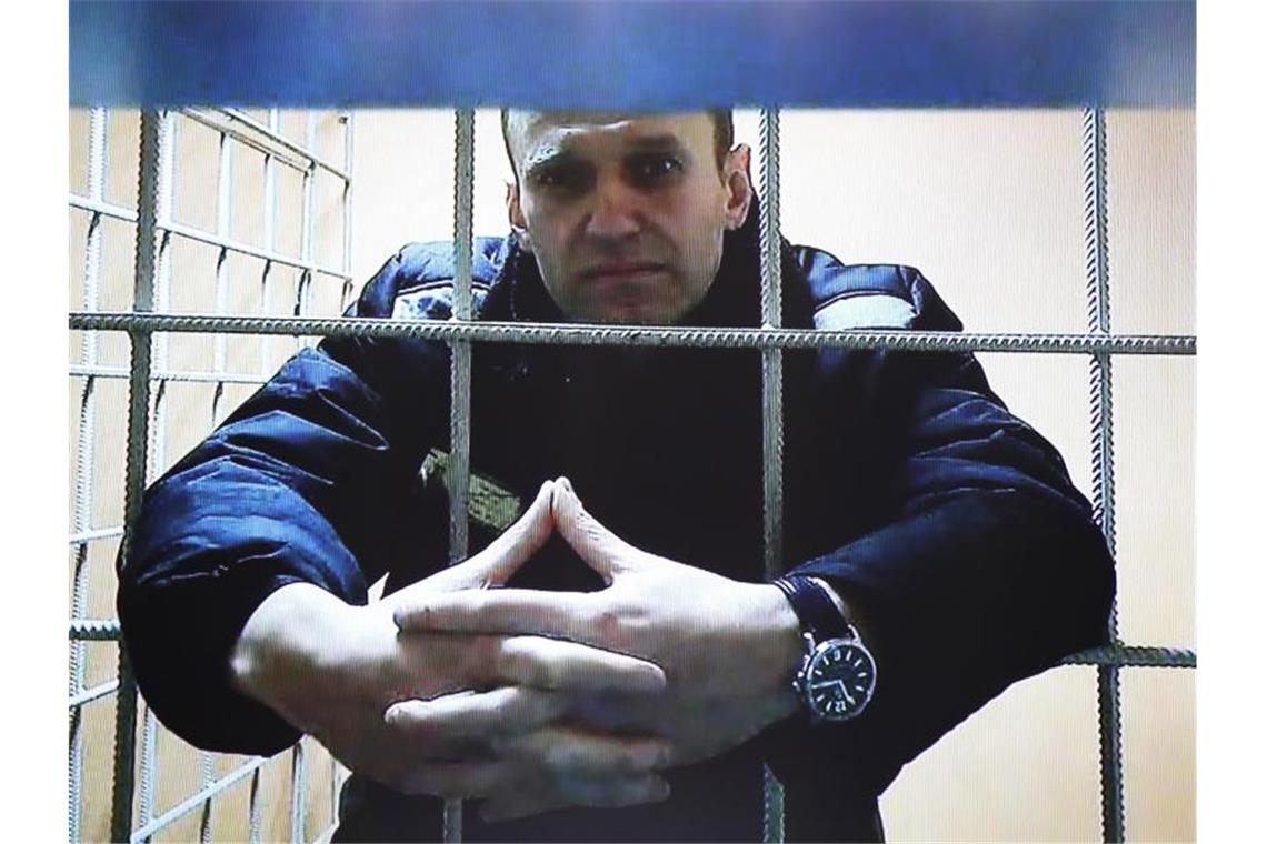 Putin-Gegner Nawalny ein Jahr in Haft: Der Kampf geht weiter Alexej Nawalny ist während einer Gerichtsverhandlung per Video aus dem Gefängnis zugeschaltet. Foto: Evgeny Feldman/Meduza/AP/dpa
