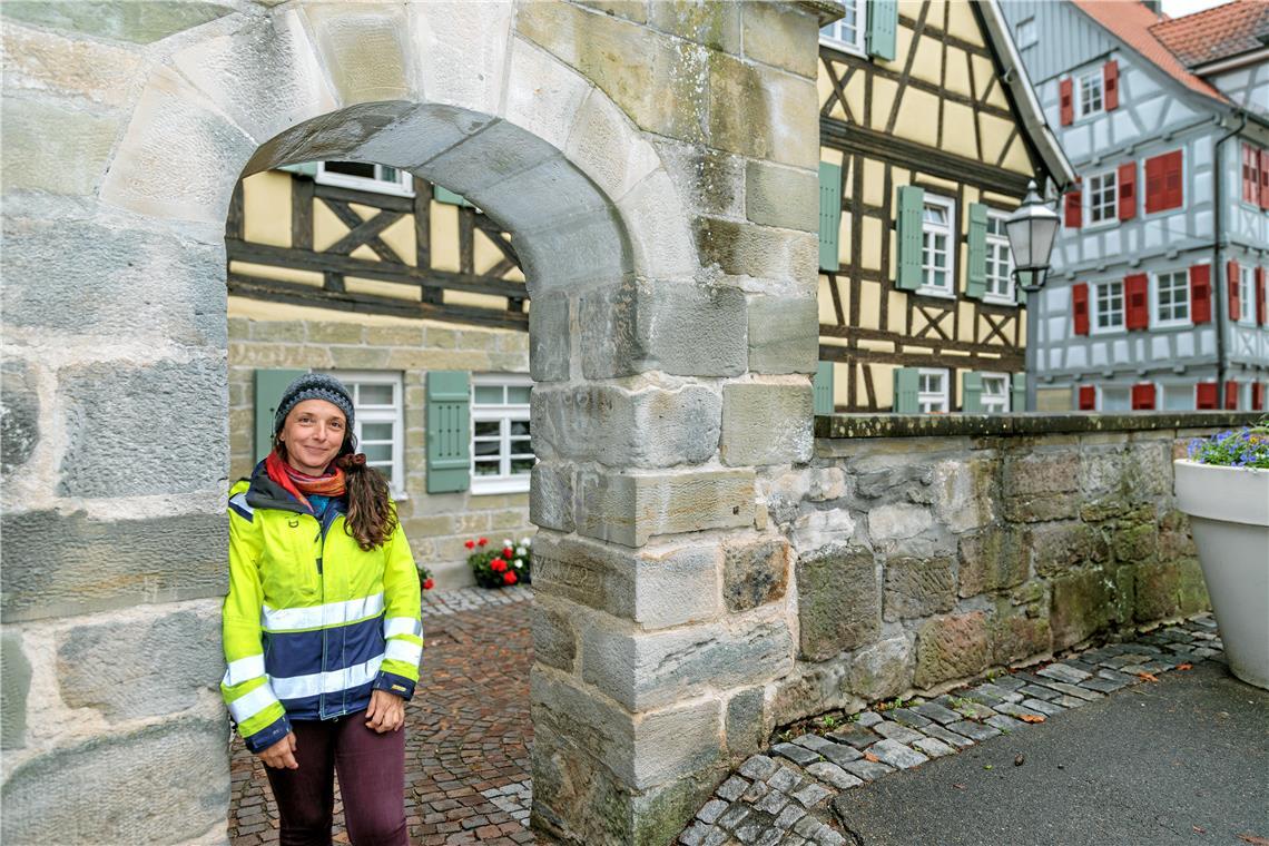 Aline Kottmann betreut den Skelettfund in Murrhardt als Archäologin. Die Fundstelle liegt nur ein paar Schritte von der Stadtmauer und der Stadtkirche entfernt. Sie ist mittlerweile wieder verschlossen. Foto: Stefan Bossow