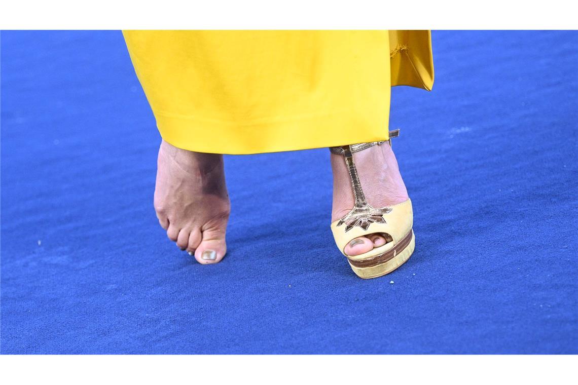 Aline von Drateln kommt mit nur einem Schuh zur Deutschlandpremiere des Films "To the moon" in das Kino Zoo Palast. Der andere Schuh ist kaputt gegangen.