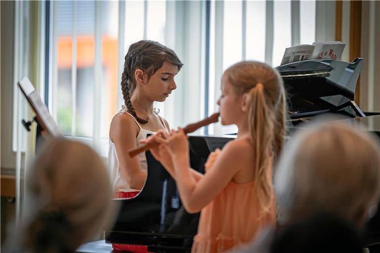 Alisia Sara Vocino (links) und Judith Kremer (rechts) belegen den ersten Platz in der Kategorie Klavier und Blasmusik. Foto: Alexander Becher