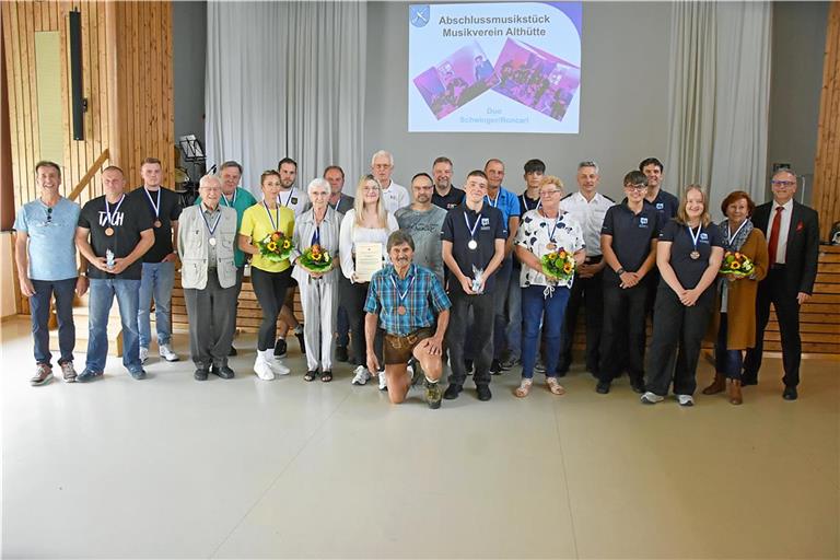 Alle geehrten Mitbürgerinnen und Mitbürger mit Bürgermeister Reinhold Sczuka (rechts) beim Sommerempfang in Althütte. Fotos: Tobias Sellmaier