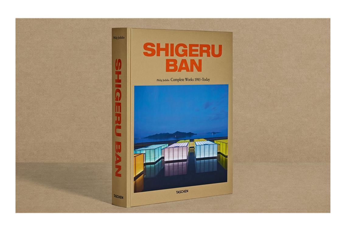 Alle gezeigten Fotos und Informationen stammen aus dem lesenswerten Buch „Shigeru Ban Complete Works 1985-today“. Texte auf Deutsch (sowie Englisch und Französisch) von Philip Jodidio. Taschen-Verlag, 696 Seiten, 200 Euro. www.taschen.com. Das Coverbild zeigt das Simose Art Museum in Otake, Hiroshima, Japan, entworfen zwischen 2021-2022.