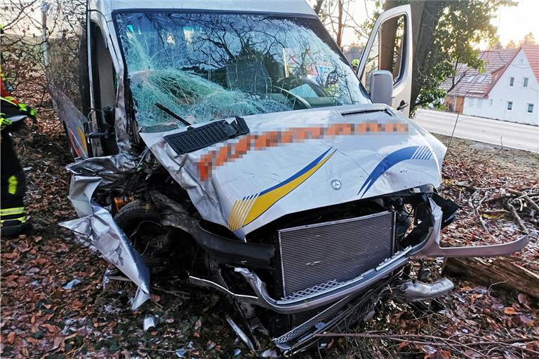 Alle Insassen des verunfallten Kleinbusses konnten sich selbstständig aus dem Fahrzeug befreien. Foto: 7aktuell.de/Kevin Lermer