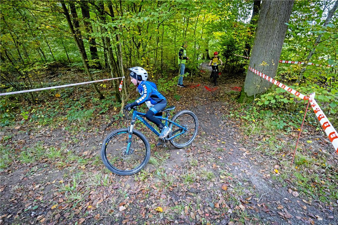 Alle kriegen die Kurve, aber der Kindercrossduathlon hat schon seine Tücken.