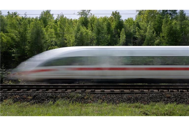 Alle Unternehmen, die die Infrastruktur der Bahn nutzen, müssen die sogenannte Schienenmaut zahlen, auch die Verkehrsunternehmen der Bahn selbst. (Archivbild)