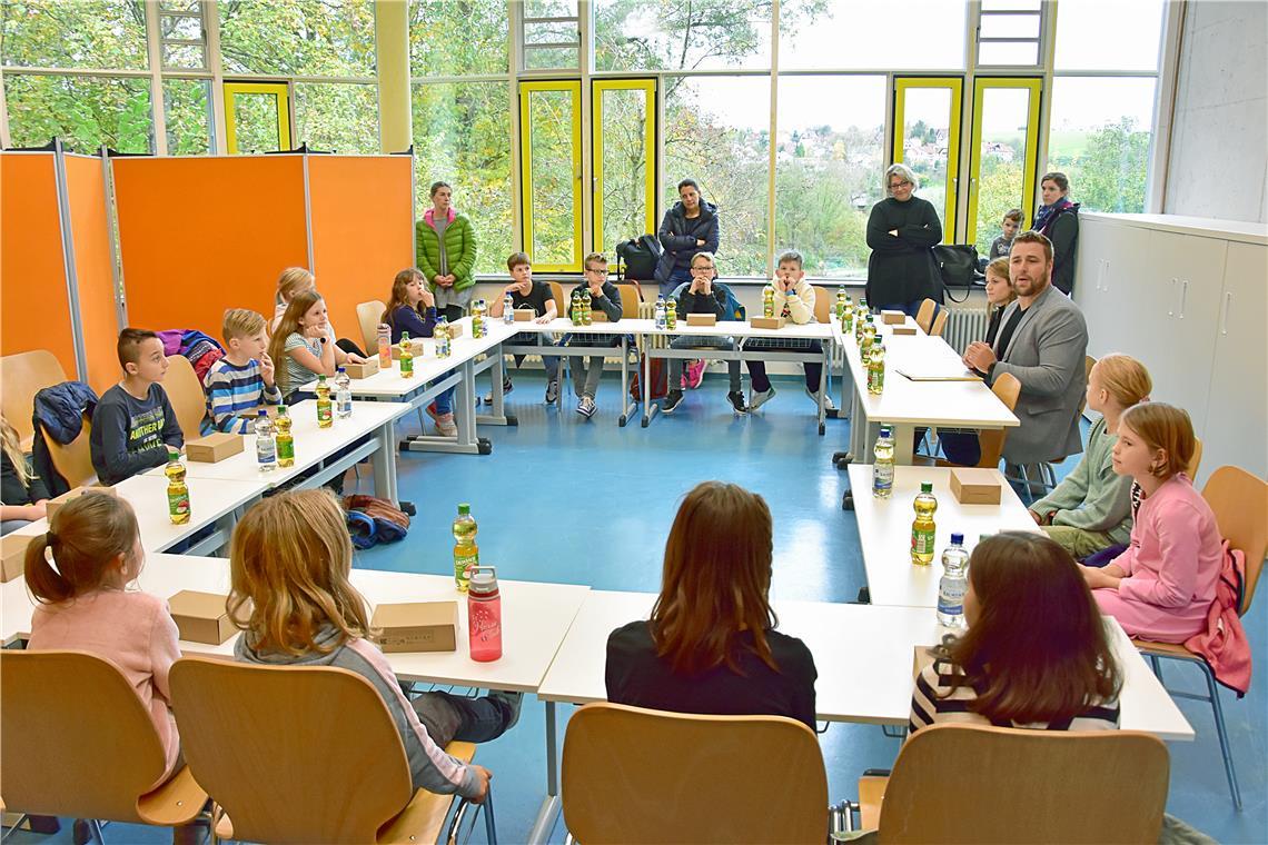 Alle wichtigen Entscheidungen werden im Gemeinderat getroffen, erklärt Weissachs Bürgermeister Daniel Bogner dem neuen Kindergemeinderat bei dessen Einsetzung. Foto: Tobias Sellmaier