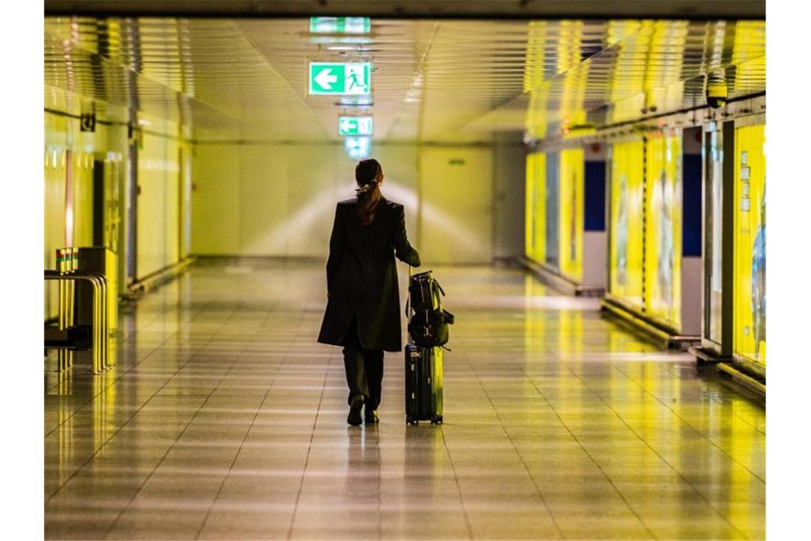 Geschäftsreisen ade? Hoteliers bangen um Geschäft Allein am Flughafen. Die Corona-Pandemie schränkt Geschäftsreisen massiv ein. Foto: Andreas Arnold/dpa