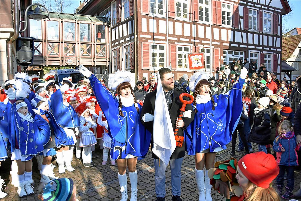 Aller Widerstand nützt nichts: Bürgermeister Daniel Bogner muss den Schlüssel übergeben.