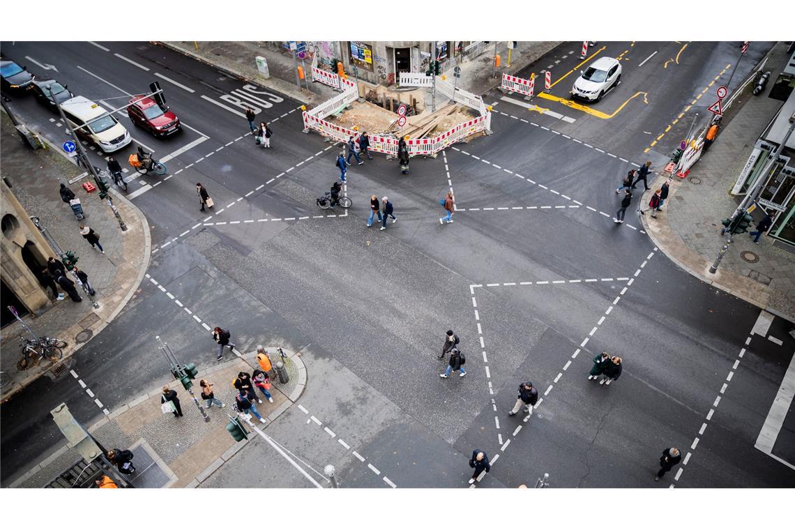 Alles auf Bunt: Die "Rundum-Grün-Kreuzung" am Checkpoint Charlie in der Hauptstadt. Aus der grünen Opposition in Berlin kommt jetzt der Vorschlag, die Zebrastreifen in den Pride-Farben zu gestalten.