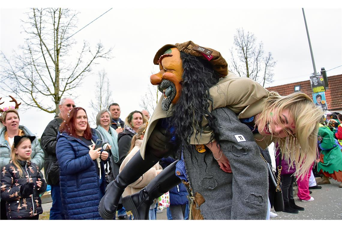 Alles schreien und zappeln hilft nix, wenn die Narren einen erstmal geschnappt h...