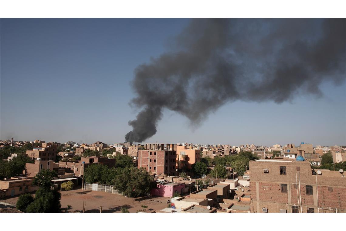 Alltag in Khartum: Rauch steigt nach anhaltenden Kämpfen in der Hauptstadt über Dächern auf.