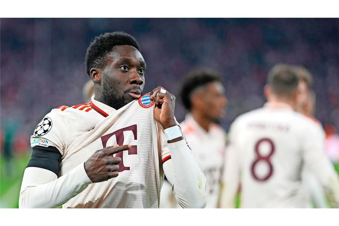 Alphonso Davies von Bayern München jubelt nach einem Tor. Die Bayern treffen im Achtelfinale der Champions League auf Bayer Leverkusen. (Archivbild)