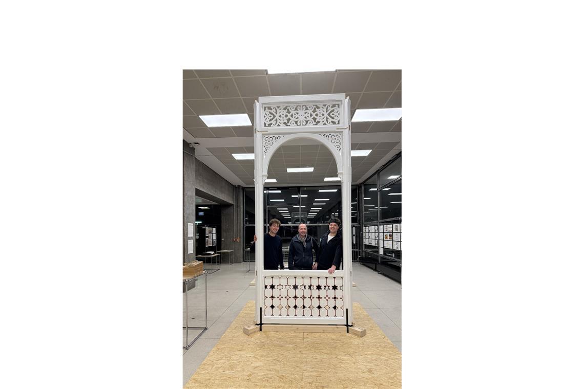 Als alles zusammengebaut war, ging es von der Werkstatt ins Foyer der Uni Stuttgart, wo das Seitenteil ausgestellt wird. Im Bild: Fabian Schwarz (li.9, Werkstattleiter und Restaurator Michael Schneider (mittig), Simon Otto Volk (re.). Diplomingenieur Gerhard Meißner vom  Institut für Tragkonstruktion unterstützte die Studenten bei der Planung.