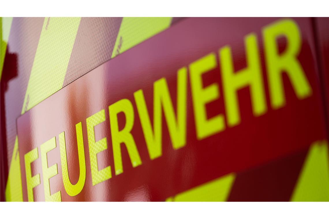 Als die Feuerwehr am Stall ankam, stand dieser bereits in Vollbrand. (Symbolfoto)