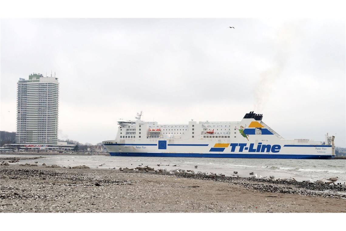 Als die "Peter Pan" 2019 in den Hafen von Travemünde einfährt, ist das Feuer schon gelöscht. (Archivbild)