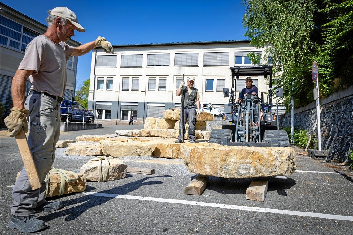 Als Erstes positionieren Norbert Kempf (von links), Tim Maertens und Andreas Rohrbach die Steine mit dem Radlader so, dass die Skulptur die gewünschte Grundform annimmt. Der Vierte im Bunde, Gregor Oehmann, ist am Fototermin zeitlich verhindert. Foto: Alexander Becher 