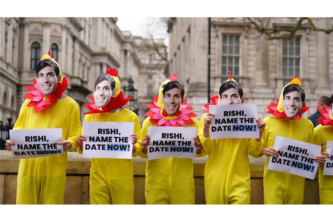 Als Hühner verkleidete Demonstranten protestieren gegenüber der Downing Street 10, dem Amts- und Wohnsitz des britischen Premier Rishi Sunak. Sie fordern, dass der britische Premier einen zeitnahen Termin für die Parlamentswahlen benennt. Der will diese aber erst in der zweiten Jahreshälfte abhalten.