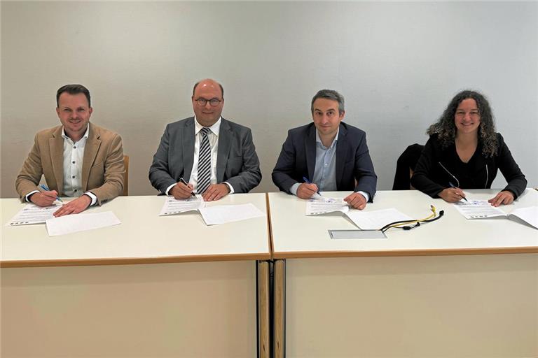 Vernetzung der Standesämter vertraglich besiegelt Als letzter Schritt folgte die Unterzeichnung (von links) mit Bürgermeister Kevin Dispan (Großerlach), Bürgermeister Armin Mößner (Murrhardt), Bürgermeister Max Schäfer (Spiegelberg) und Bürgermeisterin Veronika Franco Olias (Sulzbach). Foto: Stadtverwaltung Murrhardt