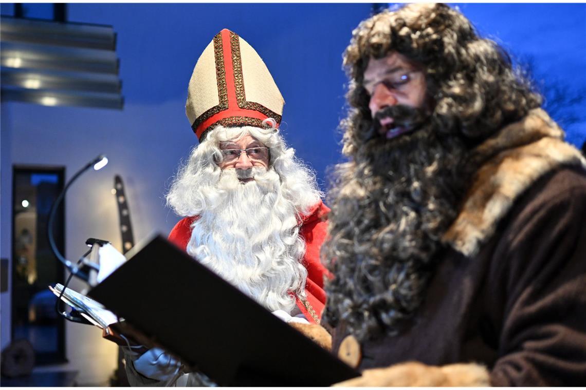 Als Nikolaus und sein Knecht Ruprecht verkleidet besuchen Erich Schwarz (in rot und mit Mitra) und Michael Huber (Ruprecht) eine  Familie bei Friedrichshafen. Die beiden Darsteller gehören der Nikolausgilde Friedrichshafen an, die die Tradition des heiligen Nikolaus von Myra bewahren wollen.