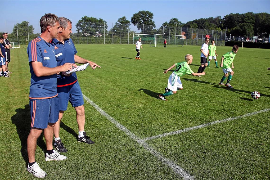 Als Stützpunkt-Koordinatoren gehören Oliver Kuhn (links) und Thomas Sinz zu den Mitarbeitern des WFV, die den talentierten Fußballnachwuchs von klein auf im Blick haben. Foto: Imago