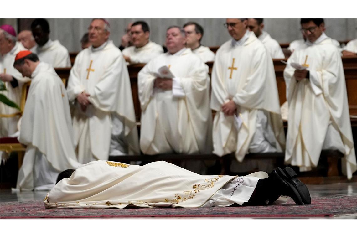 Als Teil der Weihezeremonie im Petersdom legt sich der neu geweihte Bishof Vincenzo Turturro auf einen Teppich.