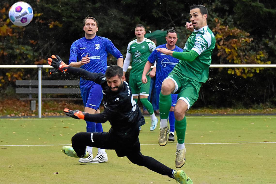 Althüttes Keeper Ümit Terzi wirft sich in den Schuss von Sechselbergs Jan Niklas Schommer. Das Team des Stürmers setzt sich im Derby am Ende durch. Foto: Tobias Sellmaier