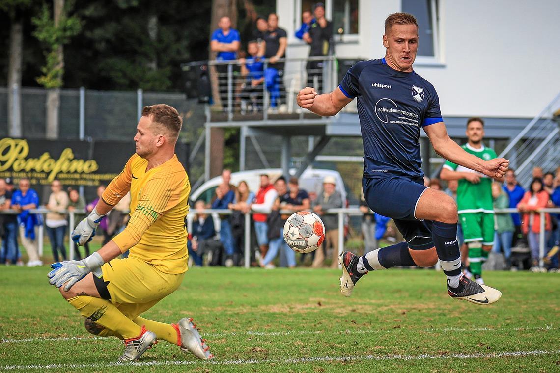 Althüttes Stürmer Alexander Bretzler und Sechselbergs Torwart Dominik Röder beim Derby im September 2022. Es endet vor einer wie üblich stattlichen Zuschauerkulisse mit einem 0:0. Auch morgen ist mit einem Duell auf Augenhöhe zu rechnen. Archivfoto: Alexander Becher