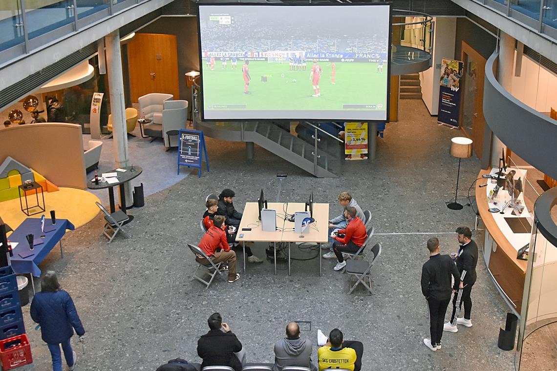 Am 11. Januar wird in der Kundenhalle der Volksbank Backnang gezockt, die Spiele werden auf der Leinwand übertragen. Fotos: Tobias Sellmaier