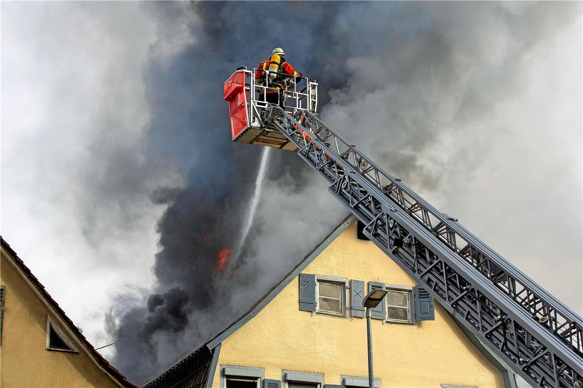 Am 27. Februar 2020 steht das Wohn- und Geschäftshaus in der Sulzbacher Straße 13 in Flammen. Der Dachstuhl des Gebäudes wird dabei komplett zerstört. Archivfoto: A. Becher