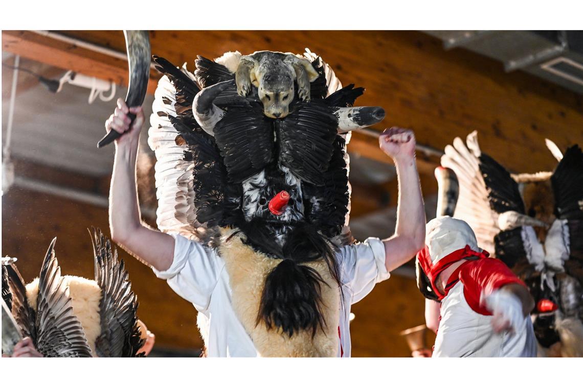 Am Abend zum 6. Dezember verkleiden sich junge, unverheiratete Männer mit Masken, Schafsfellen und Vogelfedern als sogenannte Klaasohms (Archivbild).